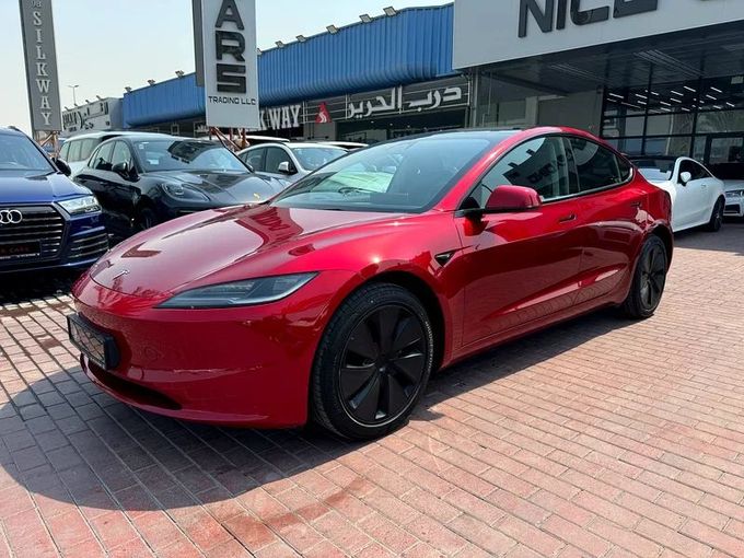 Подержанный Tesla Model 3 Long Range I Рестайлинг, 2024 в Дубае от Nice Cars Motos Красный цвет. GCC | AUTO.AE