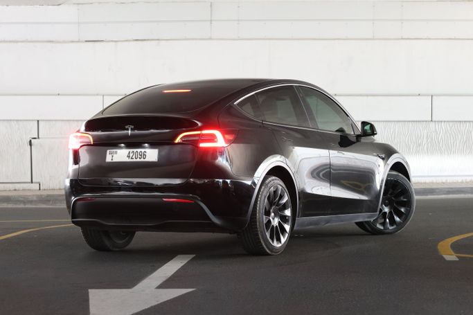 Tesla Model Y Long Range I, 2023 внедорожник 5 дв. электро класса в Дубае от Macan Luxury Motors черный цвет | AUTO.AE