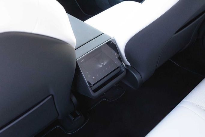 New Tesla Model Y Long Range I Facelift, 2025 in Dubai by Albakheet Motors, White color. Chinese Specs | AUTO.AE