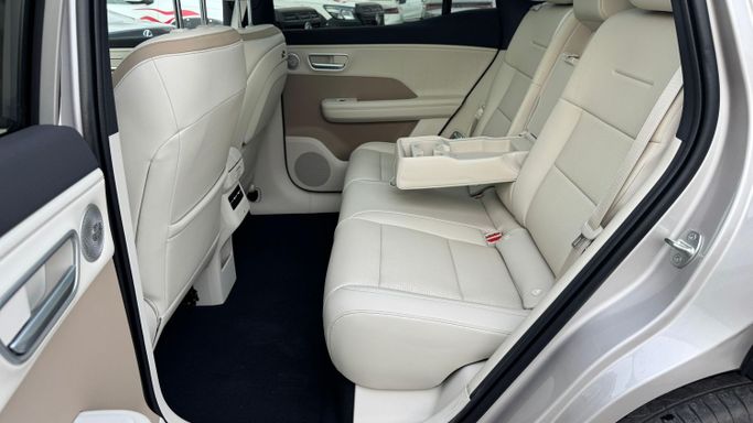 Новый Toyota bZ3, 2025 в Дубае от MENAMOTORS Серебристый цвет. Other | AUTO.AE
