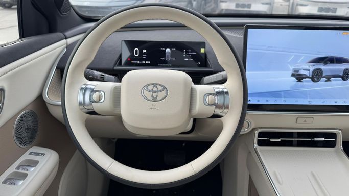 Новый Toyota bZ3, 2025 в Дубае от MENAMOTORS Серебристый цвет. Other | AUTO.AE