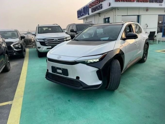 Новый Toyota bZ4X, 2023 в Дубае от Mohamed Hakim Motors Белый цвет. Other | AUTO.AE