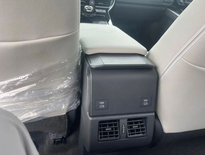 Новый Toyota bZ4X, 2023 в Дубае от Mohamed Hakim Motors Белый цвет. Other | AUTO.AE