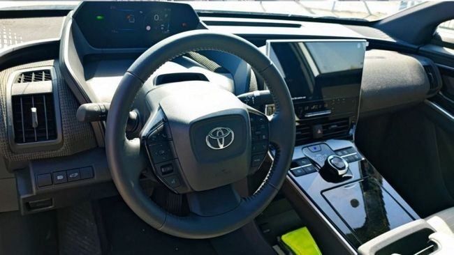 Новый Toyota bZ4X, 2024 в Дубае от Falcons GT Motors FZCO Белый цвет. Китайская | AUTO.AE