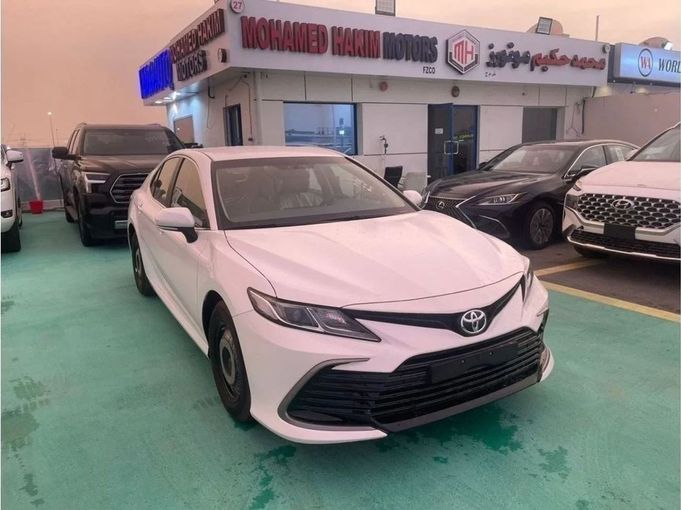 New Toyota Camry IX (XV80), 2.5 l, 2024 in Dubai by Mohamed Hakim Motors, White color. GCC Specs | AUTO.AE