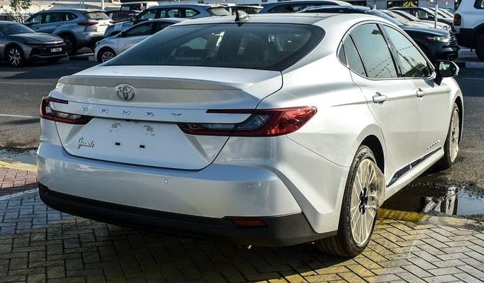 Новый Toyota Camry VIII (XV70) Рестайлинг, 2.5 л, 2025 в Дубае от Najem Motors Белый цвет. GCC | AUTO.AE
