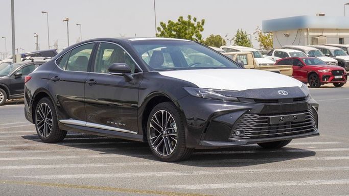 Новый Toyota Camry IX (XV80), 2.5 л, 2025 в Дубае от Najem Motors Черный цвет. GCC | AUTO.AE