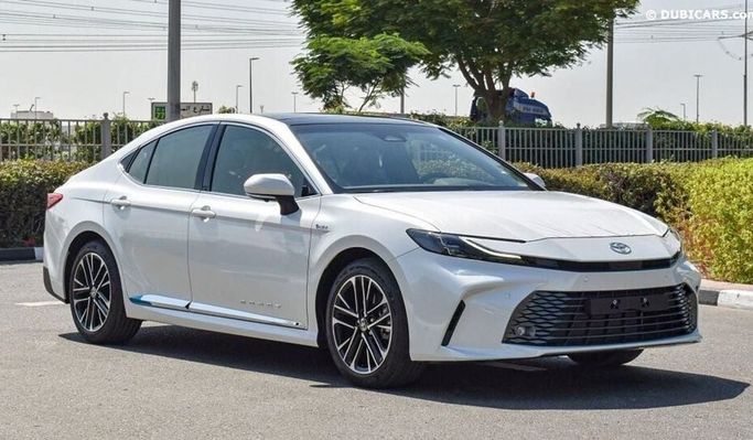 Новый Toyota Camry VIII (XV70) Рестайлинг, 2.5 л, 2025 в Дубае от Najem Motors Белый цвет. GCC | AUTO.AE