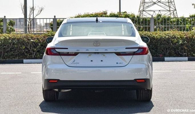 Новый Toyota Camry VIII (XV70) Рестайлинг, 2.5 л, 2025 в Дубае от Najem Motors Белый цвет. GCC | AUTO.AE