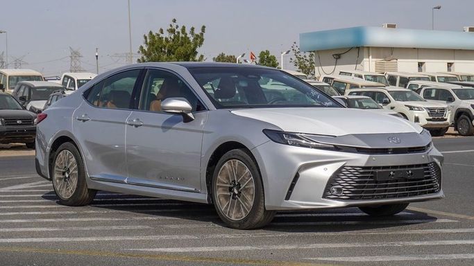 Новый Toyota Camry VIII (XV70) Рестайлинг, 2.5 л, 2025 в Дубае от Najem Motors Серебристый цвет. GCC | AUTO.AE