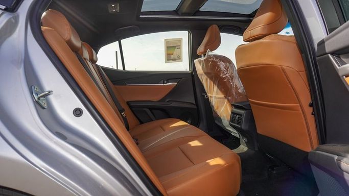 Новый Toyota Camry VIII (XV70) Рестайлинг, 2.5 л, 2025 в Дубае от Najem Motors Серебристый цвет. GCC | AUTO.AE