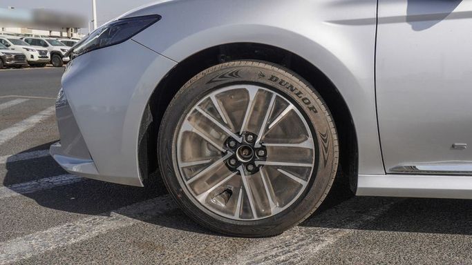 Новый Toyota Camry VIII (XV70) Рестайлинг, 2.5 л, 2025 в Дубае от Najem Motors Серебристый цвет. GCC | AUTO.AE