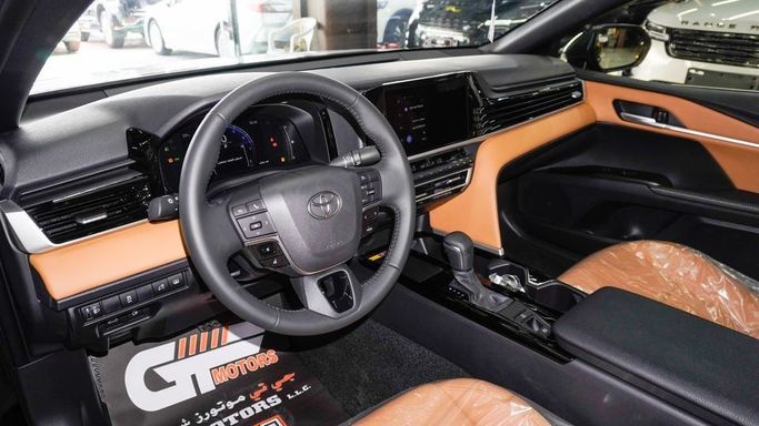 Новый Toyota Camry VIII (XV70) Рестайлинг, 2.5 л, 2025 в Дубае от Najem Motors Черный цвет. GCC | AUTO.AE
