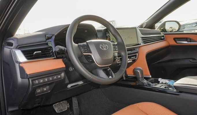 Новый Toyota Camry VIII (XV70) Рестайлинг, 2.5 л, 2025 в Дубае от Najem Motors Черный цвет. GCC | AUTO.AE