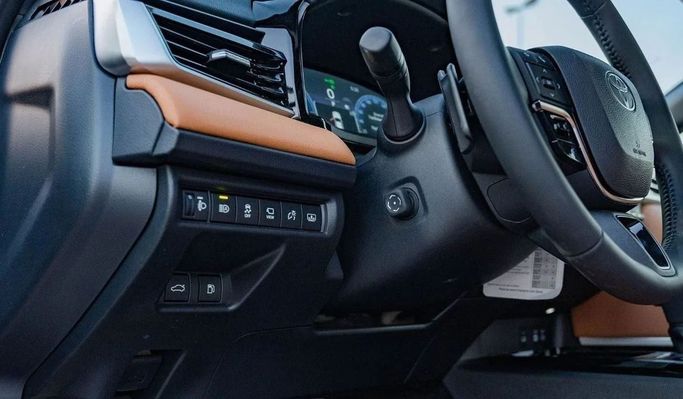 Новый Toyota Camry IX (XV80), 2.5 л, 2025 в Дубае от Najem Motors Черный цвет. GCC | AUTO.AE