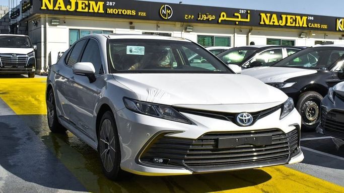 New Toyota Camry VIII (XV70) Facelift, 2.5 l, 2023 in Dubai by Najem Motors, White color. GCC Specs | AUTO.AE