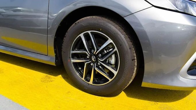 New Toyota Camry VIII (XV70) Facelift, 2.5 l, 2023 in Dubai by Najem Motors, Silver color. GCC Specs | AUTO.AE