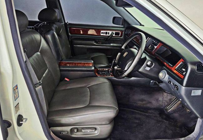Used Toyota Century I (G40), 4.0 l, 1991 in Dubai by Gulf Motors, White color. Japanese Specs | AUTO.AE
