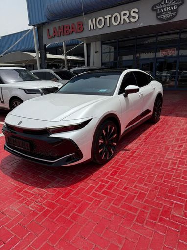 Подержанный Toyota Crown XVI (S235), 2.5 л, 2023 в Дубае от Lahbab Motors Белый цвет. GCC | AUTO.AE