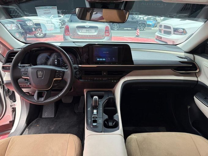 Подержанный Toyota Crown XVI (S235), 2.5 л, 2023 в Дубае от Lahbab Motors Белый цвет. GCC | AUTO.AE