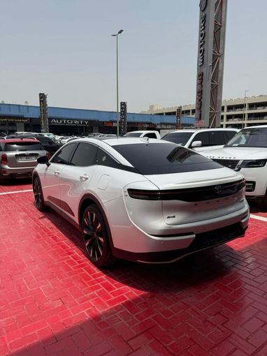 Подержанный Toyota Crown XVI (S235), 2.5 л, 2023 в Дубае от Lahbab Motors Белый цвет. GCC | AUTO.AE