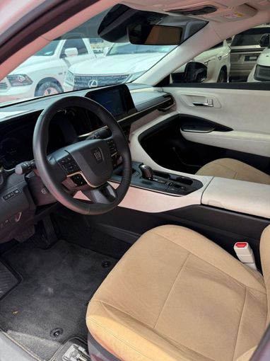 Подержанный Toyota Crown XVI (S235), 2.5 л, 2023 в Дубае от Lahbab Motors Белый цвет. GCC | AUTO.AE
