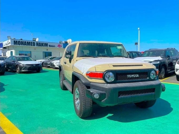 Новый Toyota FJ Cruiser, 4.0 л, 2023 в Дубае от Mohamed Hakim Motors Бежевый цвет. GCC | AUTO.AE