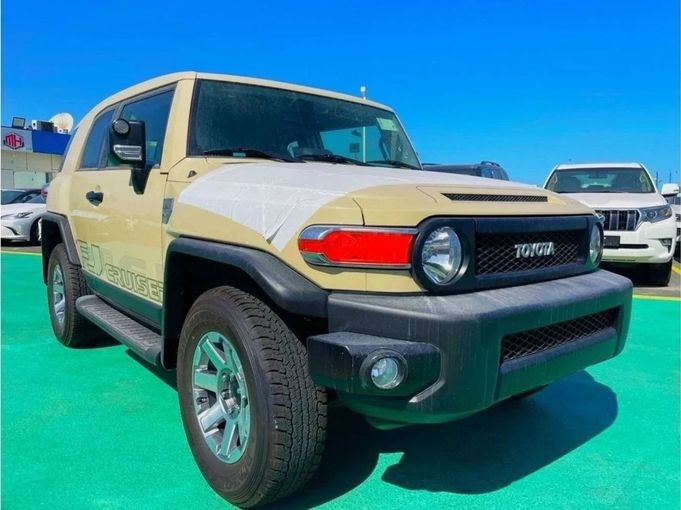 Новый Toyota FJ Cruiser, 4.0 л, 2023 в Дубае от Mohamed Hakim Motors Бежевый цвет. GCC | AUTO.AE