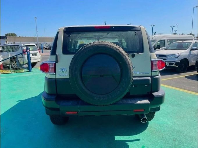 Новый Toyota FJ Cruiser, 4.0 л, 2023 в Дубае от Mohamed Hakim Motors Бежевый цвет. GCC | AUTO.AE