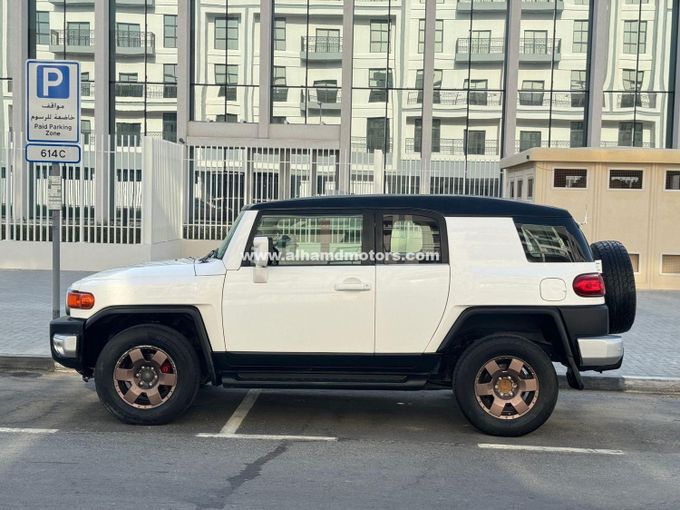 Used Toyota FJ Cruiser, 4.0 l, 2008 in Dubai by Alhamd Motors, White color. GCC Specs | AUTO.AE