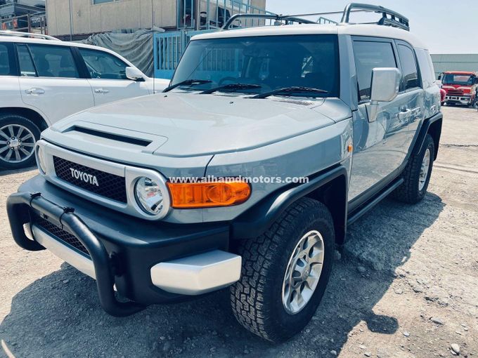 Подержанный Toyota FJ Cruiser, 4.0 л, 2015 в Дубае от Alhamd Motors Серебристый цвет.  | AUTO.AE