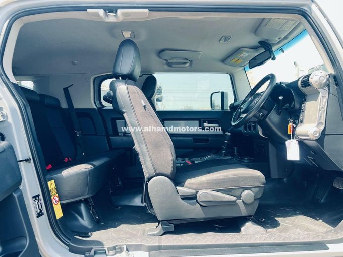Подержанный Toyota FJ Cruiser, 4.0 л, 2015 в Дубае от Alhamd Motors Серебристый цвет.  | AUTO.AE