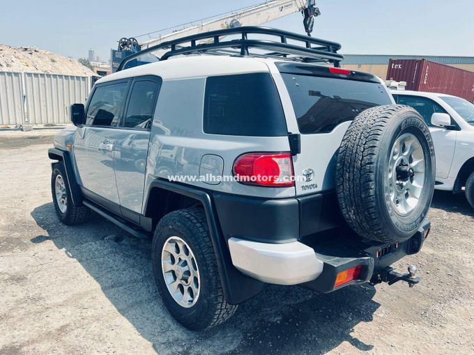 Подержанный Toyota FJ Cruiser, 4.0 л, 2015 в Дубае от Alhamd Motors Серебристый цвет.  | AUTO.AE