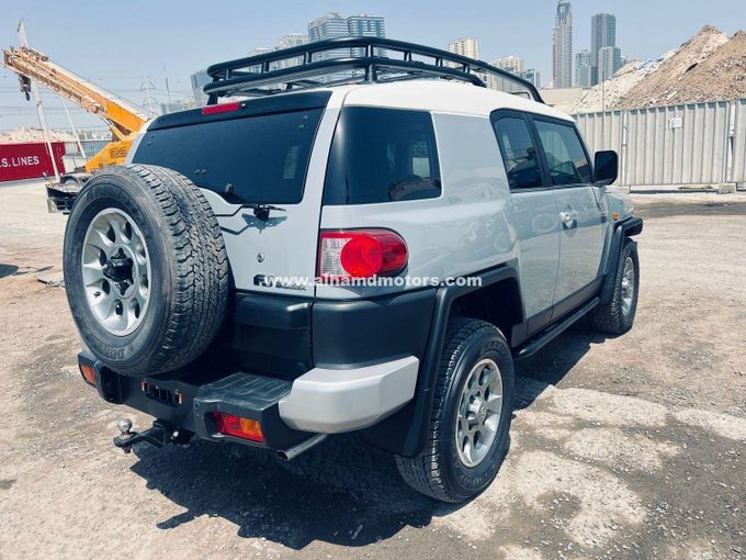 Подержанный Toyota FJ Cruiser, 4.0 л, 2015 в Дубае от Alhamd Motors Серебристый цвет.  | AUTO.AE