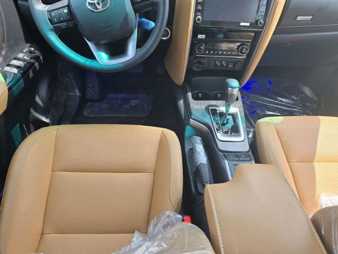 New Toyota Fortuner II Facelift, 4.0 l, 2024 in Dubai by Mohamed Hakim Motors, White color. GCC Specs | AUTO.AE
