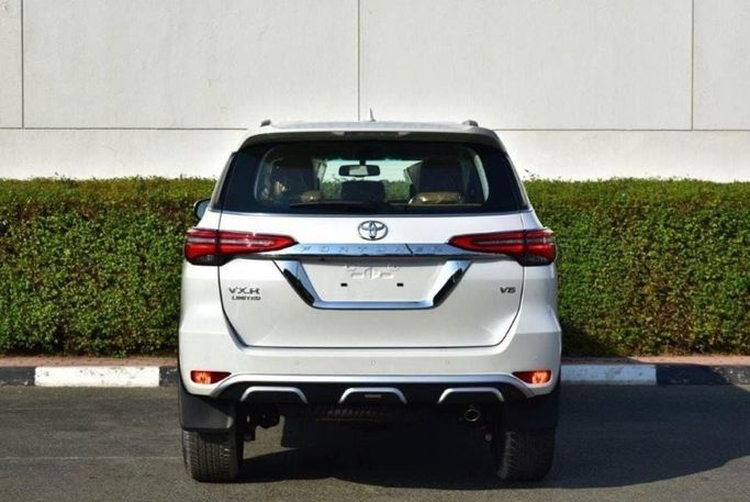 New Toyota Fortuner II Facelift, 4.0 l, 2023 in Dubai by Mohamed Hakim Motors, White color. GCC Specs | AUTO.AE