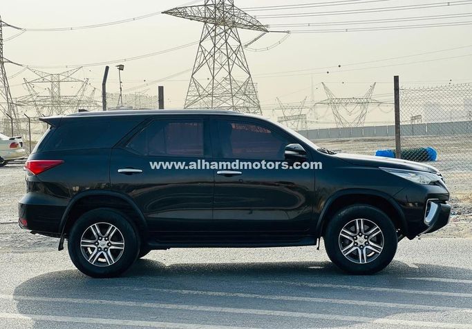 Подержанный Toyota Fortuner II, 2.7 л, 2016 в Дубае от Alhamd Motors Черный цвет. GCC | AUTO.AE