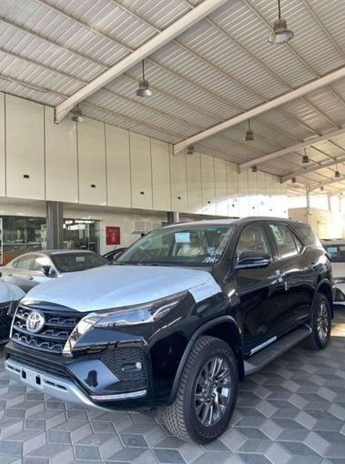 New Toyota Fortuner II Facelift, 4.0 l, 2023 in Dubai by Mohamed Hakim Motors, Black color. GCC Specs | AUTO.AE