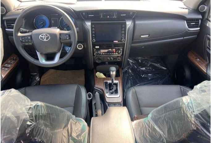 Новый Toyota Fortuner II Рестайлинг, 4.0 л, 2023 в Дубае от Mohamed Hakim Motors Серый цвет. GCC | AUTO.AE