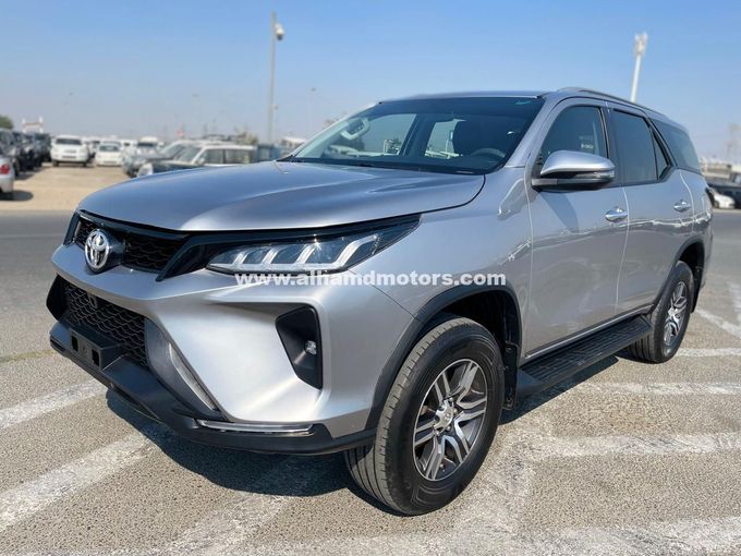 Подержанный Toyota Fortuner II, 2.7 л, 2017 в Дубае от Alhamd Motors Серебристый цвет. GCC | AUTO.AE