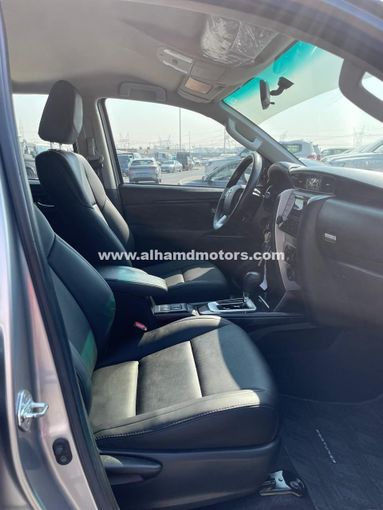 Подержанный Toyota Fortuner II, 2.7 л, 2017 в Дубае от Alhamd Motors Серебристый цвет. GCC | AUTO.AE