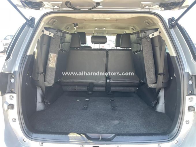 Подержанный Toyota Fortuner II, 2.7 л, 2017 в Дубае от Alhamd Motors Серебристый цвет. GCC | AUTO.AE