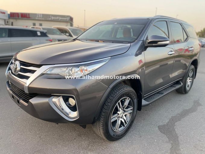 Подержанный Toyota Fortuner II, 2.7 л, 2017 в Дубае от Alhamd Motors Серый цвет. GCC | AUTO.AE