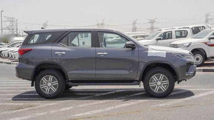Новый Toyota Fortuner II Рестайлинг, 2.7 л, 2025 в Дубае от Najem Motors Серый цвет. GCC | AUTO.AE