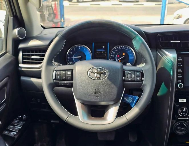 Новый Toyota Fortuner II Рестайлинг, 2.4 л, 2025 в Дубае от SK Motors Серый цвет. Other | AUTO.AE