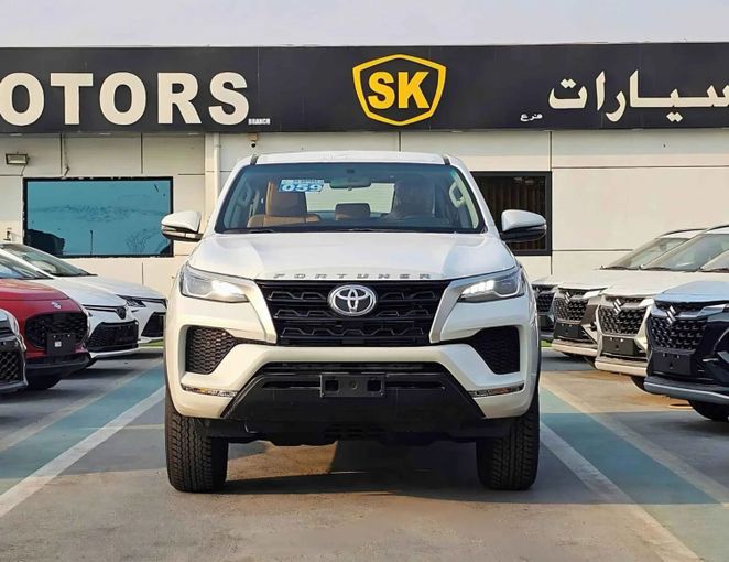 Новый Toyota Fortuner II Рестайлинг, 2.4 л, 2025 в Дубае от SK Motors Белый цвет. Other | AUTO.AE