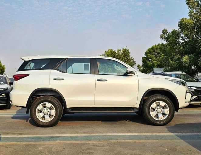 Новый Toyota Fortuner II Рестайлинг, 2.4 л, 2025 в Дубае от SK Motors Белый цвет. Other | AUTO.AE