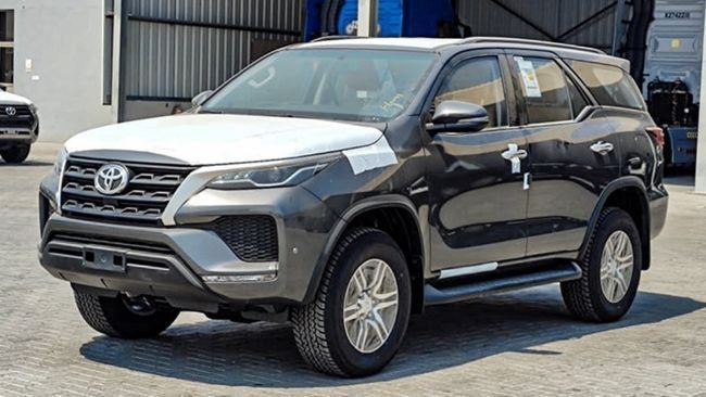 Новый Toyota Fortuner II Рестайлинг, 2.7 л, 2023 в Дубае от Falcons GT Motors FZCO Серебристый цвет. GCC | AUTO.AE
