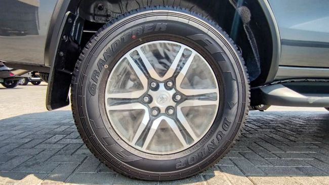 Новый Toyota Fortuner II Рестайлинг, 2.7 л, 2023 в Дубае от Falcons GT Motors FZCO Серебристый цвет. GCC | AUTO.AE