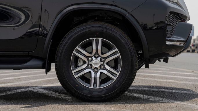 Новый Toyota Fortuner II Рестайлинг, 2.7 л, 2025 в Дубае от Milele Черный цвет. Other | AUTO.AE